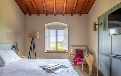 Relais a Badia a Passignano - Appartamento Tempran: Mur, Meubles, Design Intérieur, Chambre, Lit, Plafond, Domicile, Sol, Sol, Éclairage