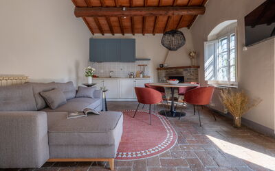 Relais Badia a Passignano - Appartamento Garnacha: Meubles, Mur, Sol, Design Intérieur, Bois, Canapé, Sol, Salon, Chaise, Table