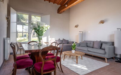 Relais Badia a Passignano - Cottage Brunello: Meubles, Design Intérieur, Sol, Bois, Sol, Canapé, Chaise, Salon, Table, Pièce