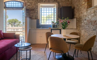 Relais Badia a Passignano - Appartamento Pinot Gri: Meubles, Mur, Design Intérieur, Table, Chaise, Sol, Sol, Salon, Table Cuisine Et Salle A Manger, Pièce