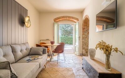 Relais Badia a Passignano - Appartamento Nebbiolo: Meubles, Mur, Design Intérieur, Sol, Canapé, Sol, Éclairage, Salon, Table, Pièce