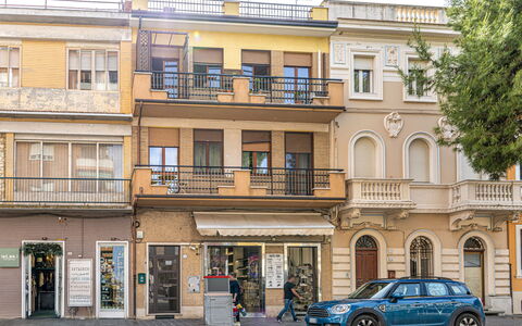 Casa Ballerini: Bâtiment, Fenêtre, Ville, Quartier, Ville, Façade, Appartement, Rue, Usage Mixte
