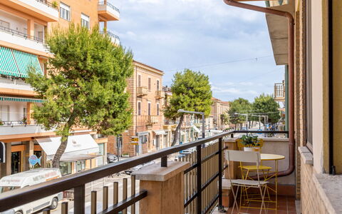 Casa Ballerini: Jour, Bâtiment, Fenêtre, Appartement, Ville, Zone Urbaine, Façade, Quartier, Zone Résidentielle, Design Urbain