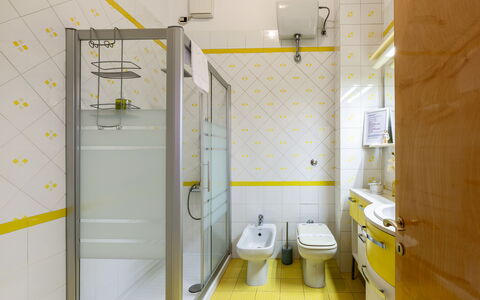 Casa Ballerini: Design Intérieur, Sol, Luminaire Plomberie, Jaune, Sol, Salle De Bains, Toilette, Plomberie, Siège De Toilette, Tuile
