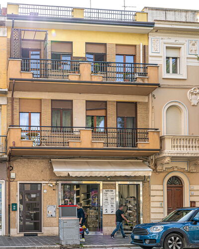 Casa Ballerini: Bâtiment, Fenêtre, Ville, Quartier, Ville, Façade, Appartement, Rue, Usage Mixte