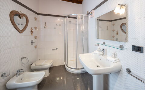 Dafne Suite: Design Intérieur, Luminaire Plomberie, Sol, Salle De Bains, Sol, Robinet, Évier, Plomberie, Pièce, Meubles