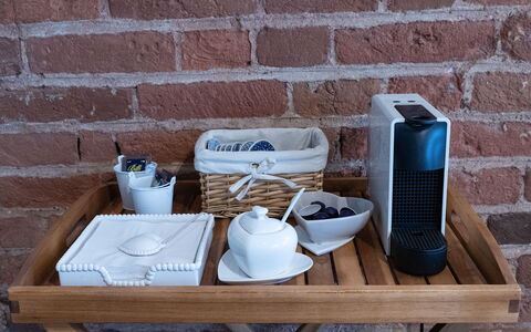 Dafne Suite: Vaisselle, Serveware, Meubles, Coupe, Drinkware, Panier, Pot De Fleur, Aliments, Tasse À Thé