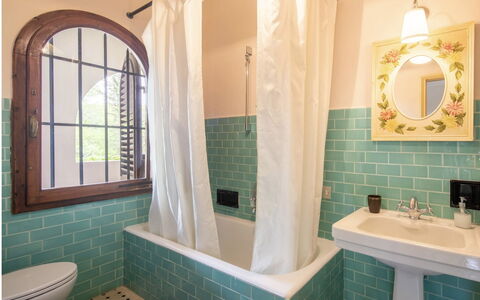 Villa Albertina: Salle De Bains, Mur, Luminaire Plomberie, Design Intérieur, Sol, Sol, Robinet, Tuile, Plomberie, Baignoire