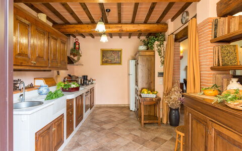 Antica Villa Della Lana: Meubles, Design Intérieur, Bois, Plafond, Cuisine, Cabinetry, Pièce, Table, Sol, Éclairage