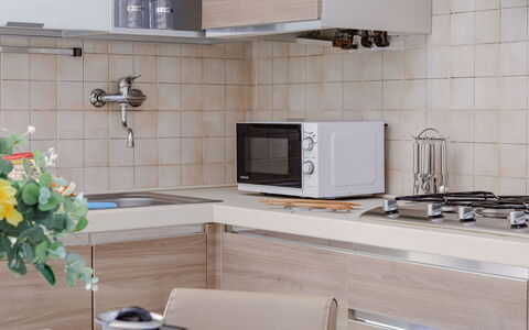 Suite Acquamare: Cuisine, Comptoir, Appareil De Cuisine, Meubles, Cabinetry, Design Intérieur, Évier, Sol, Bois, Principaux Appliance