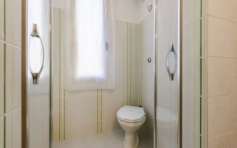 Suite Acquamare: Salle De Bains, Luminaire Plomberie, Toilette, Siège De Toilette, Sol, Sol, Design Intérieur, Lavabo, Plomberie, Évier