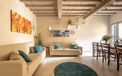 San Cristofano Blu Apartment Santa Croce, Florence: Meubles, Design Intérieur, Sol, Canapé, Mur, Sol, Bois, Pièce, Plafond, Salon