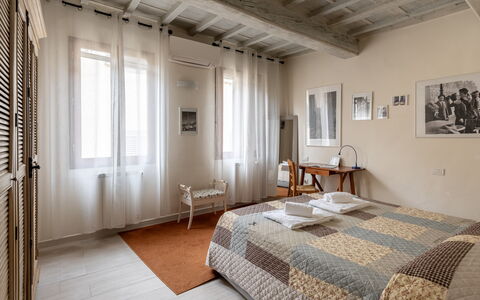 San Cristofano Blu Apartment Santa Croce, Florence: Mur, Design Intérieur, Sol, Sol, Chambre, Meubles, Plafond, Pièce, Lit, Appartement