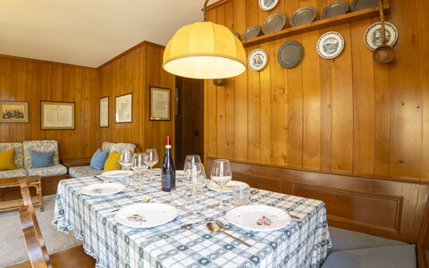Bormio 16: Bois, Design Intérieur, Meubles, Sol, Sol, Pièce, Tache De Bois, Table Cuisine Et Salle A Manger, Plafond, Salle À Manger