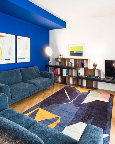 Il Monumento: Meubles, Bleu, Design Intérieur, Sol, Mur, Canapé, Sol, Plafond, Salon, Pièce