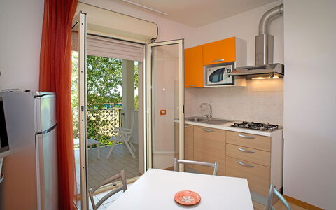 Tortoreto Apartment Close To The Sea, Ac,wi -fi: Chaise, Tache De Bois, Ombre, Table Cuisine Et Salle A Manger, Aluminium, Cuisine
