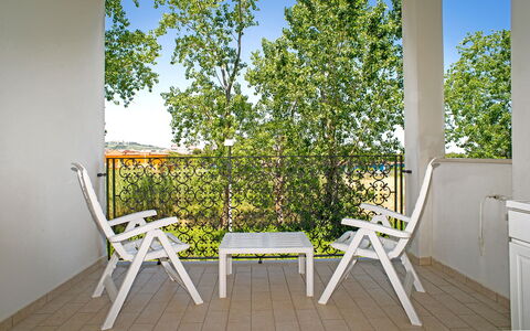Tortoreto Apartment Close To The Sea, Ac,wi -fi: Meubles, Chaise, Mobilier De Jardin, Porche, Balcon, Tableau De Plein Air, Ombre, Chaise Pliante, Plate-Forme, Tache De Bois