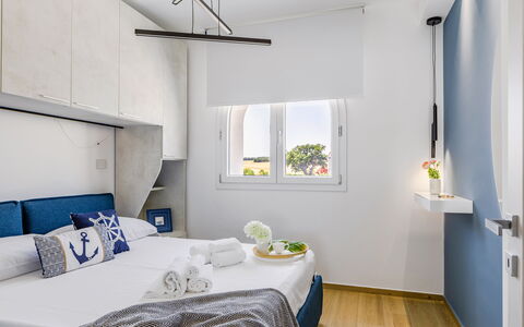 Brezza Costa Conero: Meubles, Lit, Chambre, Design Intérieur, Drap De Lit, Literie, Linge, Textile, Pièce, Sol