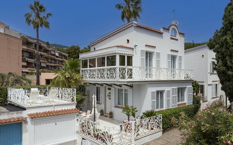 Villa Solaris: Fenêtre, Zone Résidentielle, Maison, Façade, Domicile, Balcon, Établissements Humains, Biens, Hacienda, Porche