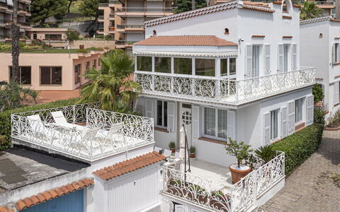 Villa Solaris: Fenêtre, Zone Résidentielle, Domicile, Maison, Façade, Quartier, Arbuste, Balcon, Établissements Humains, Appartement