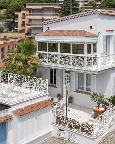 Villa Solaris: Fenêtre, Zone Résidentielle, Domicile, Maison, Façade, Quartier, Arbuste, Balcon, Établissements Humains, Appartement