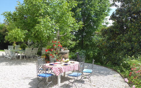 Casa Ballo delle Streghe, Garden, Montebelluna: Meubles, Chaise, Table, Mobilier De Jardin, Jardin, Arbuste, Tableau De Plein Air, Ombre, Table Cuisine Et Salle A Manger