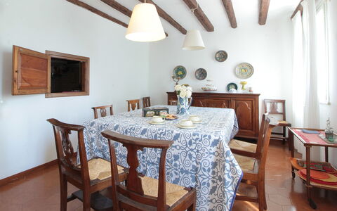 Casa Ballo delle Streghe, Garden, Montebelluna: Meubles, Design Intérieur, Bois, Salle À Manger, Table, Sol, Table Cuisine Et Salle A Manger, Chaise, Pièce, Éclairage