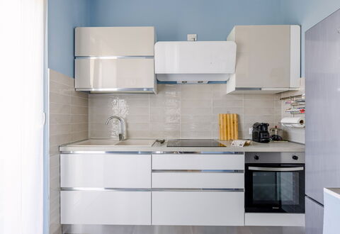 Altamarea Apartment: Appareil De Cuisine, Cuisine, Cabinetry, Comptoir, Principaux Appliance, Sol, Meubles, Design Intérieur, Bois, Électroménager