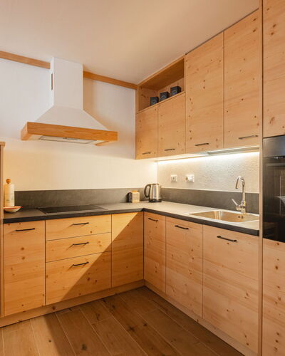 Salin: Bois, Cuisine, Sol, Design Intérieur, Cabinetry, Comptoir, Domicile, Plafond, Sol, Tache De Bois