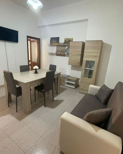 Appartamento in Centro: Meubles, Bois, Sol, Sol, Design Intérieur, Pièce, Salon, Chaise, Dur, Tache De Bois