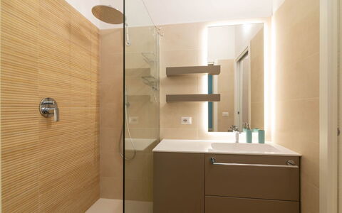 Vittoria Suite: Salle De Bains, Design Intérieur, Sol, Lavabo, Sol, Luminaire Plomberie, Mur, Miroir, Armoire De Toilette, Bois