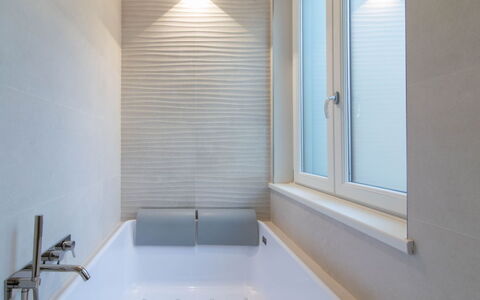 Vittoria Suite: Mur, Salle De Bains, Sol, Baignoire, Luminaire Plomberie, Design Intérieur, Sol, Plomberie, Tuile, Verre