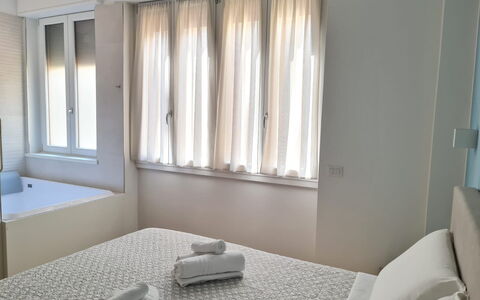 Vittoria Suite: Chambre, Lit, Literie, Design Intérieur, Drap De Lit, Linge, Sol, Cadre De Lit, Domicile, Pièce