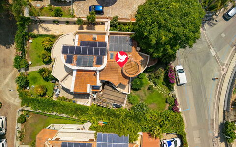 Villa al Mare: Jour, Bâtiment, Fenêtre, Façade, Appartement, Design Urbain, Condominium, Usage Mixte