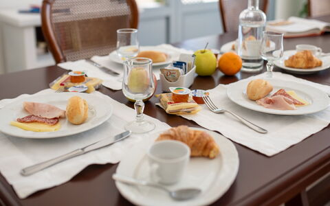 Masseria Lamagrotte By Raro Rooms: Aliments, Vaisselle, Serveware, Vaisselle, Drinkware, Table, Meubles, Assiette, Ingrédient
