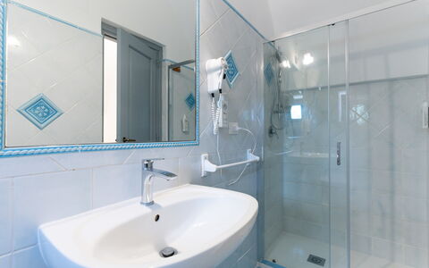 Masseria Lamagrotte By Raro Rooms: Salle De Bains, Luminaire Plomberie, Lavabo, Design Intérieur, Sol, Sol, Robinet, Évier, Plomberie, Miroir