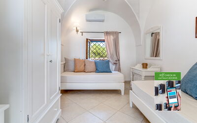 Suite Azalea by Raro Rooms - Masseria Lamagrotte: Design Intérieur, Sol, Sol, Meubles, Plafond, Conception, Salon, Canapé, Oreiller