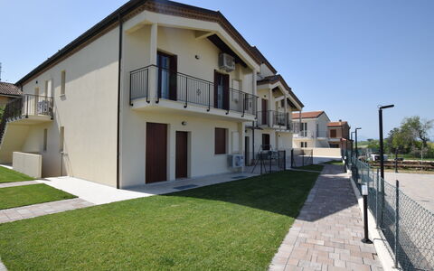 Casa In Collina: Façade, Zone Résidentielle, Domicile, Maison, Porte, Balcon, Biens, Ombre, Banlieue, Porche