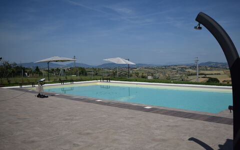 Casa In Collina: Piscine, Ombre, Mobilier De Jardin, Recours, Ville Resort, Balancelle, Tuile
