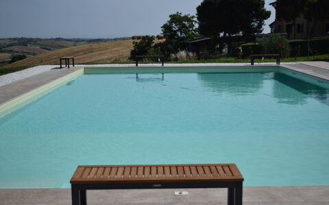 Casa In Collina: Bleu, Piscine, Composite, Ombre, Mobilier De Jardin, Recours, Conception, Aménagement Paysager, Tuile, Caractéristique De L'Eau
