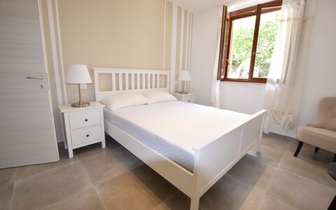 Casa In Collina: Lit, Meubles, Literie, Chambre, Design Intérieur, Drap De Lit, Sol, Sol, Bois, Pièce