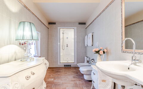 Villa Anna: Design Intérieur, Luminaire Plomberie, Salle De Bains, Sol, Robinet, Sol, Évier, Plomberie, Meubles, Lavabo