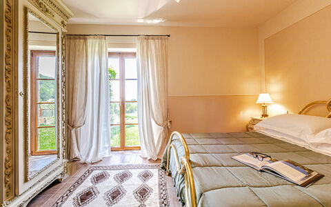 Villa Anna: Meubles, Design Intérieur, Lit, Bois, Sol, Chambre, Sol, Pièce, Plafond, Textile