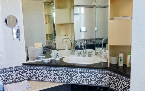 Villa Ginevra: Design Intérieur, Luminaire Plomberie, Sol, Sol, Salle De Bains, Robinet, Lavabo, Plomberie, Évier, Tuile