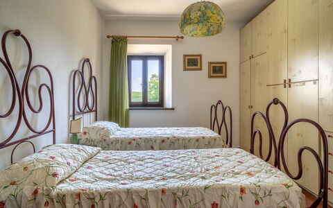 Casa La Cedrina, Pool, Lornano: Mur, Chambre, Lit, Meubles, Literie, Design Intérieur, Linge, Drap De Lit, Cadre De Lit, Pièce