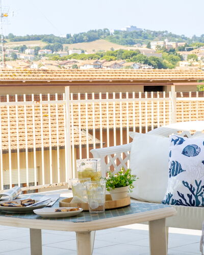 Sopraloreto Apartment: Meubles, Design Intérieur, Chaise, Mobilier De Jardin, Balcon, Ombre, Tache De Bois, Conception, Plante D'Appartement, Linge