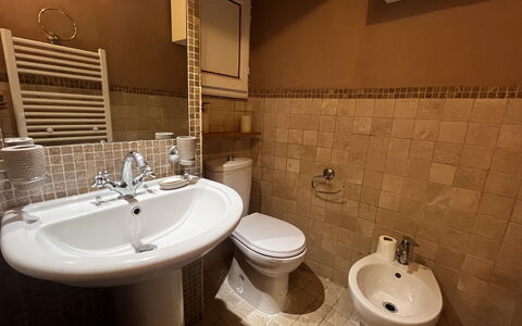 Appartamento Del Mercato: Salle De Bains, Siège De Toilette, Luminaire Plomberie, Lavabo, Sol, Toilette, Évier, Sol, Robinet, Plomberie