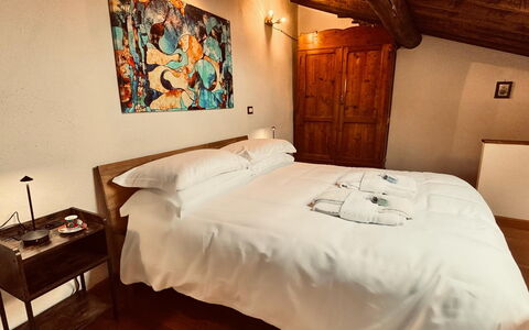 Appartamento Del Mercato: Mur, Bois, Design Intérieur, Chambre, Lit, Sol, Sol, Drap De Lit, Plafond, Marron