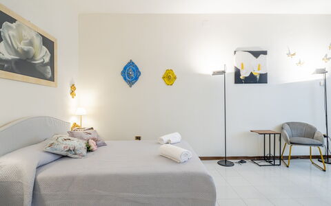 Casa Gioia In Lucca: Meubles, Design Intérieur, Lit, Mur, Chambre, Sol, Sol, Drap De Lit, Bois, Literie