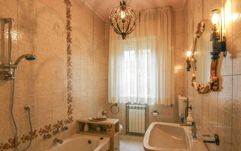 Butterfly Apartment In Lucca: Salle De Bains, Luminaire Plomberie, Design Intérieur, Sol, Lavabo, Sol, Robinet, Plomberie, Éclairage, Miroir